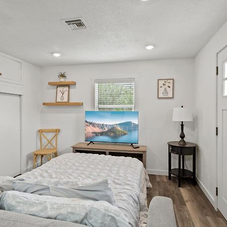 Peach Street Super Suite Медфорд Экстерьер фото