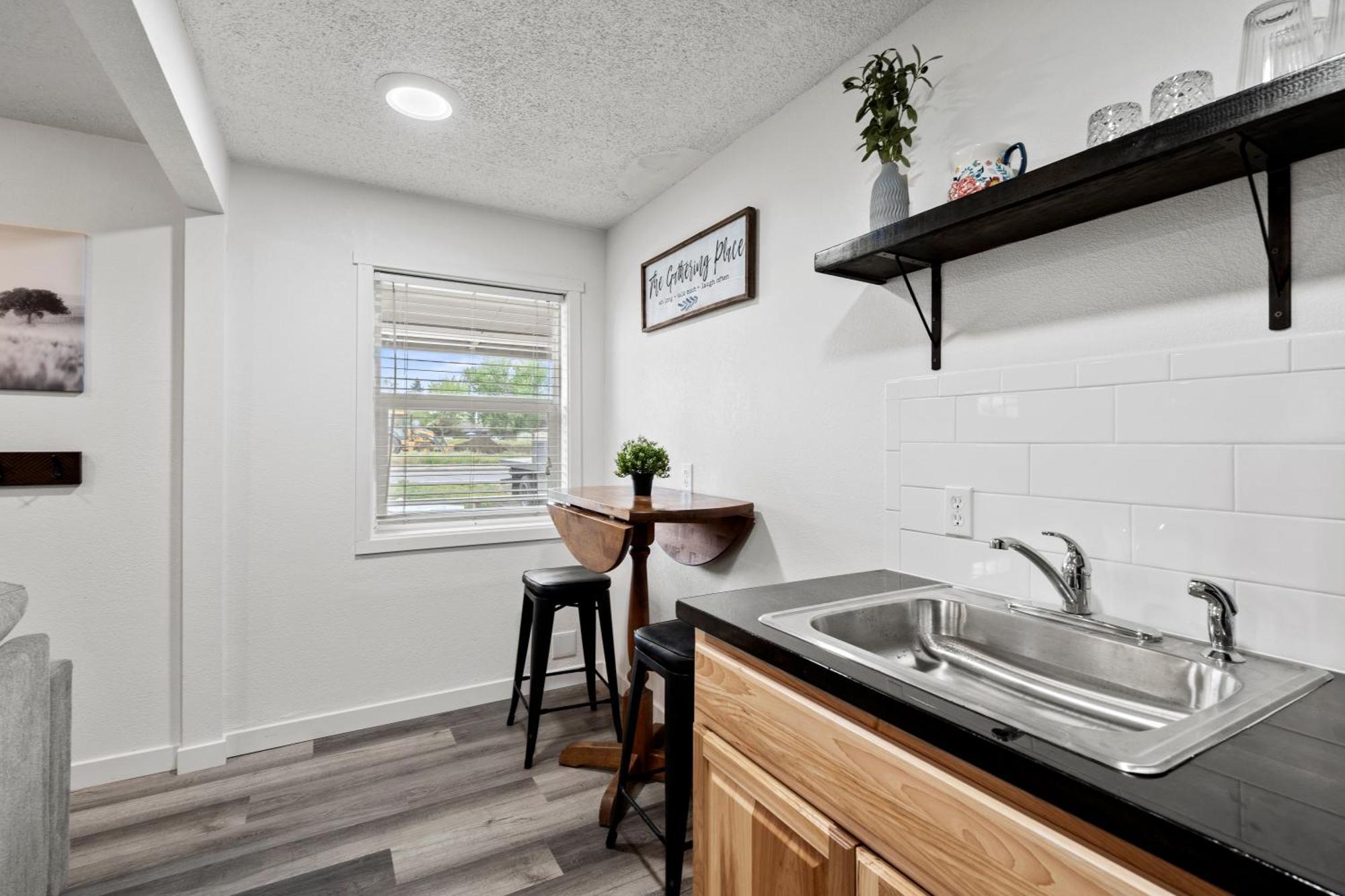 Peach Street Super Suite Медфорд Экстерьер фото